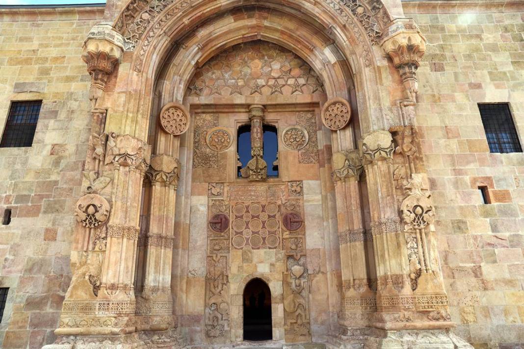 Bir dönemin akıl hastanesiydi: Ziyaretçi akını yaşanıyor! Aynı zamanda ibadethane, 9 yıllık restorasyon sona erdi 18